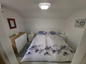 2 bedrooms, WiFi, bed sheets