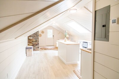 Honey Bee Haven - Cozy Studio Apartment in downtown Knoxville area!