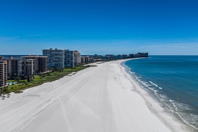 THE WAVES HOUSE! 7 minute walk to the beach, 2 minute walk to the JW Marriott