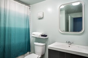 Combined shower/bathtub, hair dryer, towels