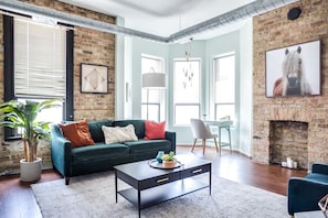 TV - The Orleans - Entire Building - With Rooftop Deck! (Chicago)