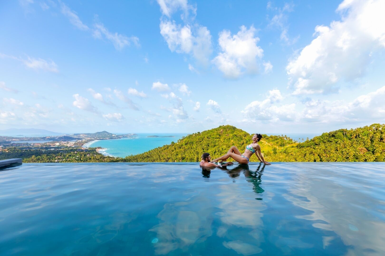 Een buitenzwembad en een infinitypool