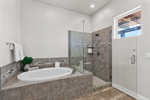 Bathtub, hair dryer, towels - Ocotillo Springs Resort 69: 3bd, 3.5 bath with a Private Hot Tub, Fire Pit, and Private Patio (Santa Clara)
