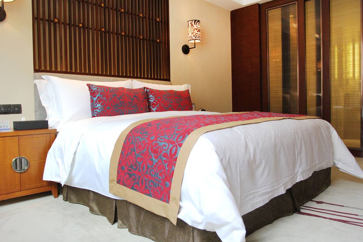 Blackout drapes, WiFi (free), bed sheets