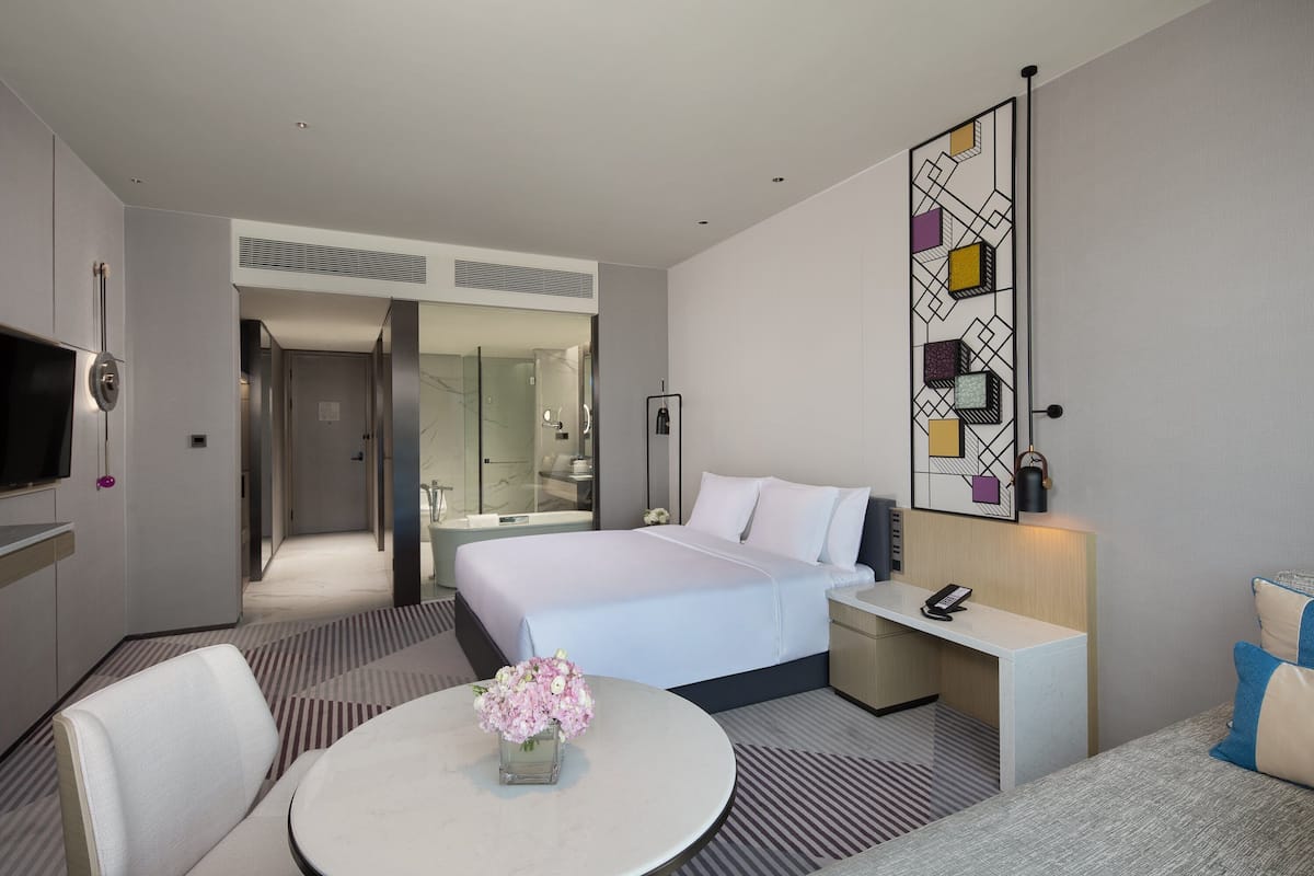 Edredón, minibar y caja de seguridad en la habitación