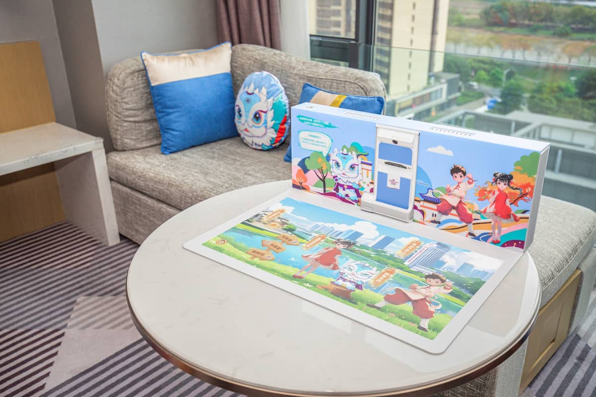 Edredón, minibar y caja de seguridad en la habitación