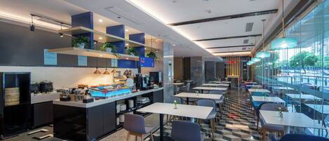Ein modernes Restaurant mit einer Buffetinsel, Sitzgelegenheiten und Blick ins Freie.