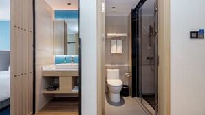 A modern bathroom with a shower, toilet, and sink. - Holiday Inn Express Changsha Shengfu by IHG (Changsha)