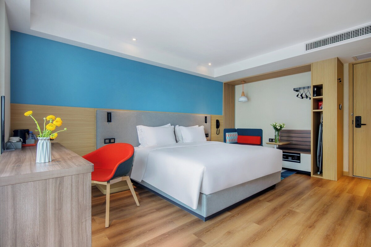 Standard Room, 1 King Bed (Extra Guest)
