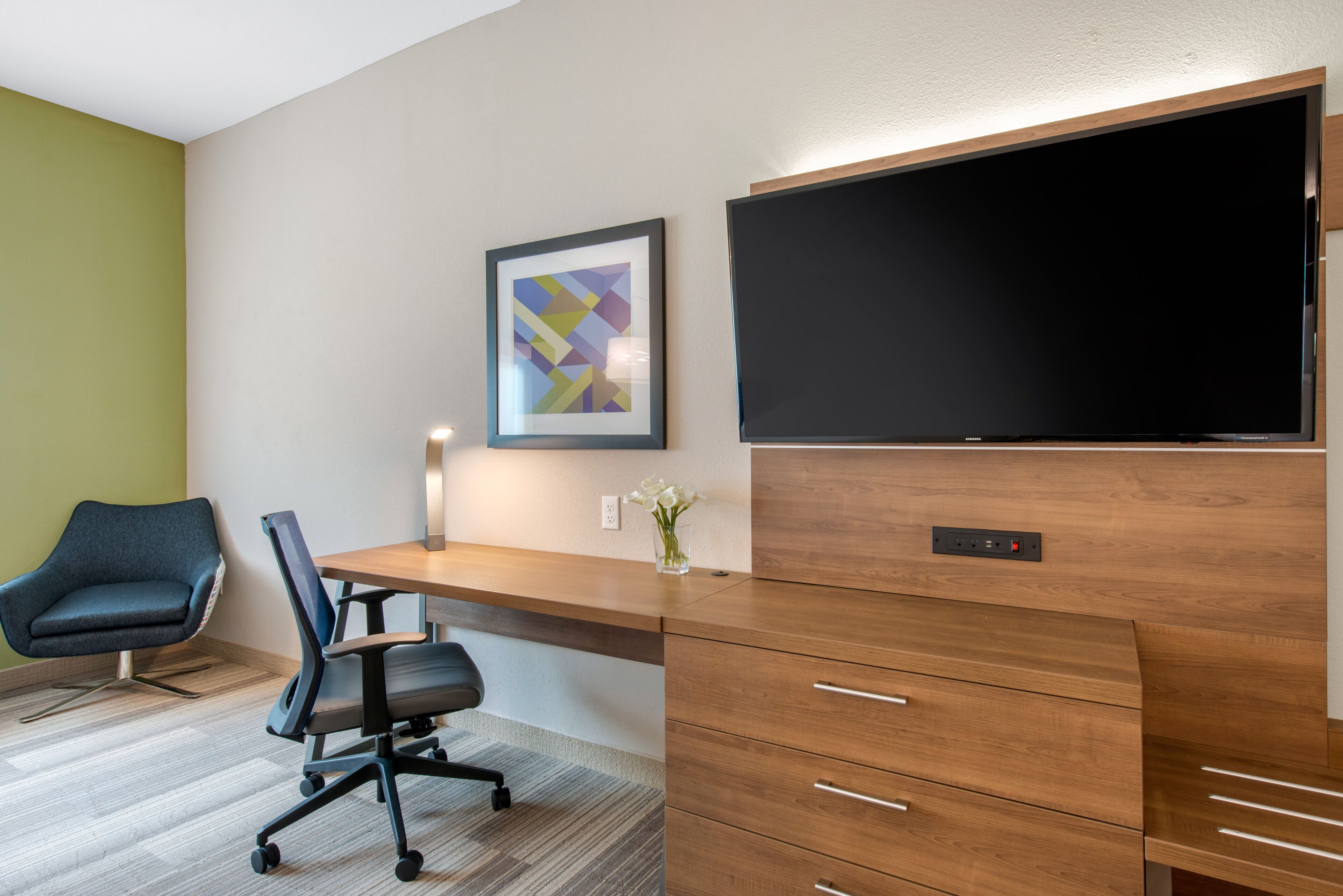 1 bedroom, in-room safe, desk, blackout curtains