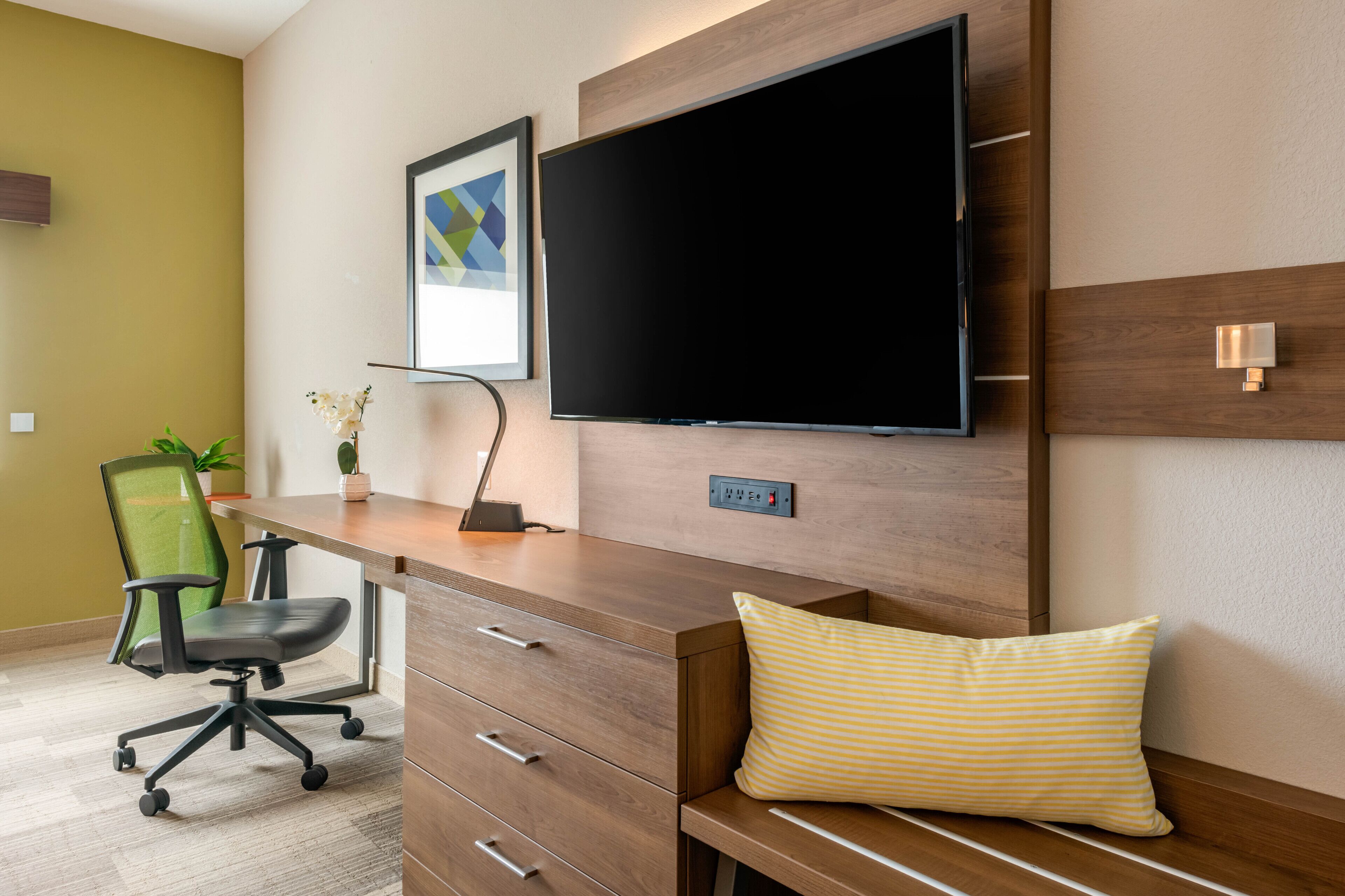 1 bedroom, in-room safe, desk, blackout curtains