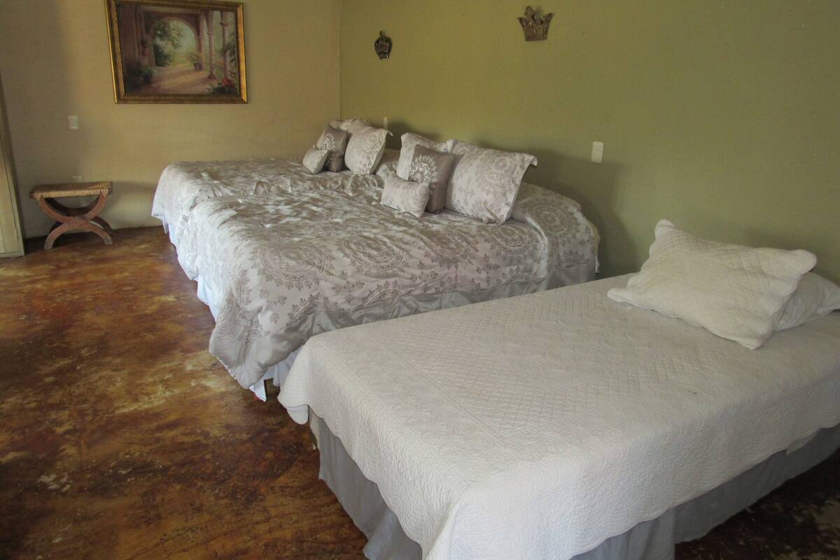 Decoración personalizada, muebles diferentes y ropa de cama 