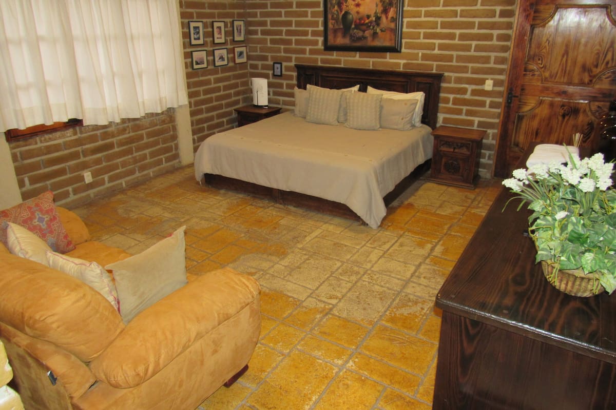 Decoración personalizada, muebles diferentes y ropa de cama 