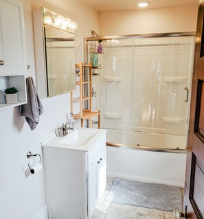 Duschwanne, Haartrockner, Handtücher, Seife