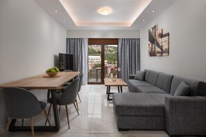 Luxury-Apartment, 2 Schlafzimmer, Bergblick (Ariadne) | Wohnbereich | Smart-TV