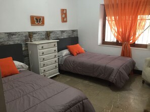 4 bedrooms, travel crib, WiFi