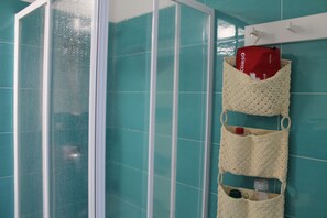 Dusche, Haartrockner, Bidet, Handtücher
