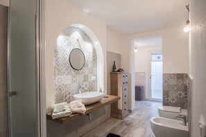 Douche, séchoir à cheveux, serviettes fournies, savon