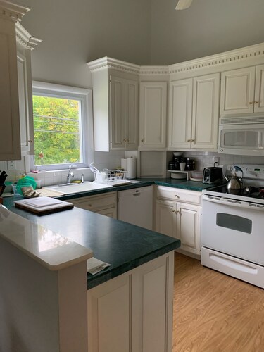 West Hartford furn. rm pvt bth. near UHART, CIGNA & dwtn Hartford all hospitals