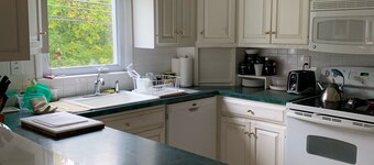 West Hartford furn. rm pvt bth. near UHART, CIGNA & dwtn Hartford all hospitals