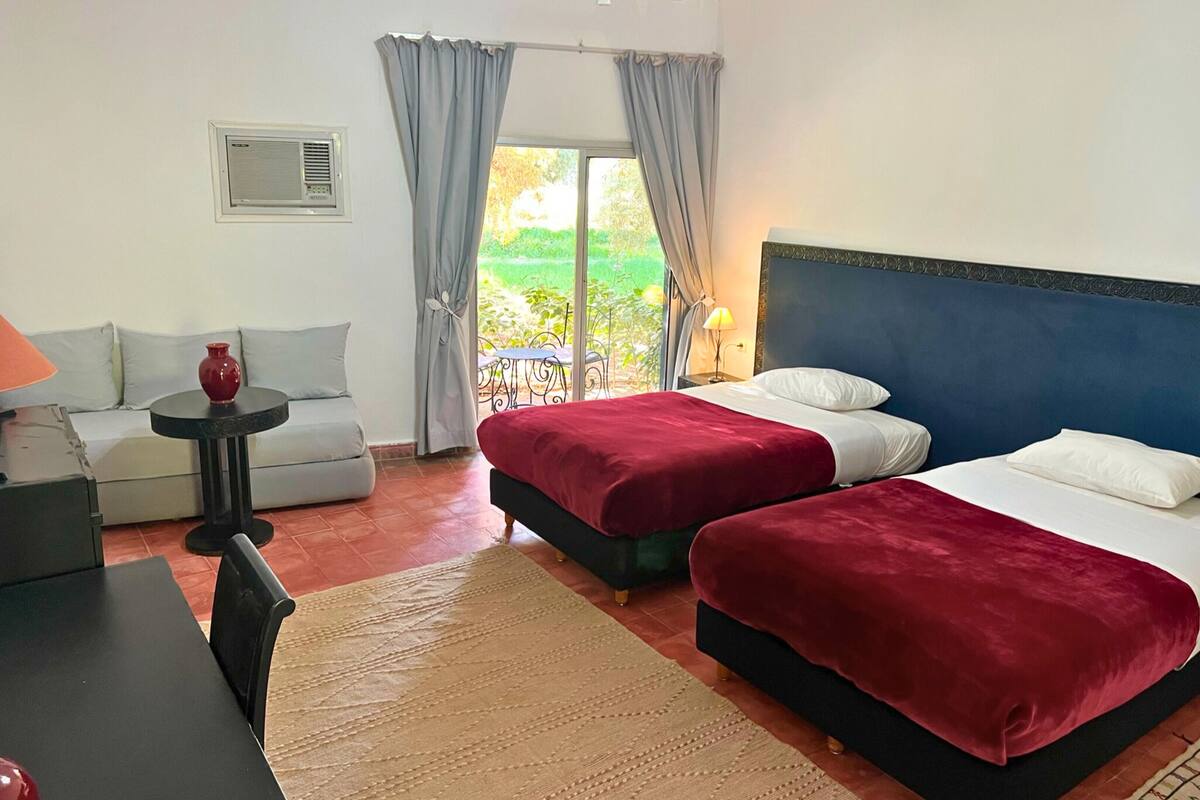 Comfort Room | Desk, WiFi (free), bed sheets