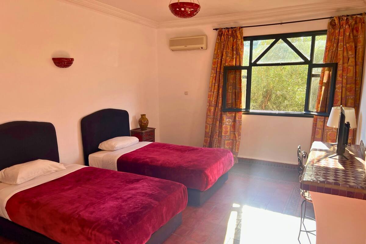 Basic Twin Room | Desk, WiFi (free), bed sheets