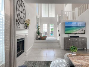 Tv, eldstad, böcker och kontor