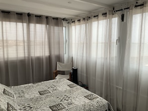 2 slaapkamers, een bureau, een strijkplank/strijkijzer, gratis wifi