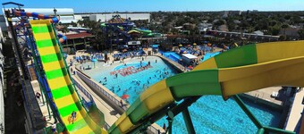 Hawaiian Inn 238 by Distinctive Beach Rentals