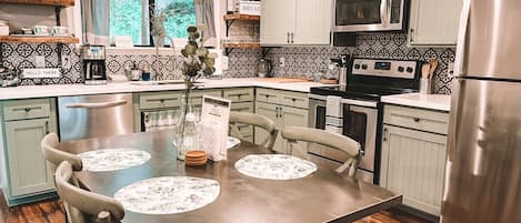 ثلاجة، ميكروويف، فرن، موقد طهي مسطح