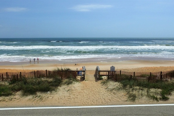 Sulla spiaggia, lettini da mare, teli da spiaggia