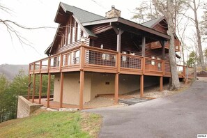Exterior - Smoky Mountain Peak - Luxury Family Cabin (Sevierville)