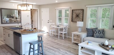 Relaxing waterfront cottage on Irondequoit Bay