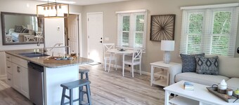 Relaxing waterfront cottage on Irondequoit Bay