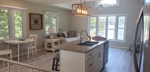 Relaxing waterfront cottage on Irondequoit Bay