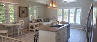 Relaxing waterfront cottage on Irondequoit Bay