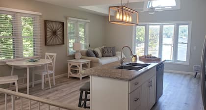 Relaxing waterfront cottage on Irondequoit Bay