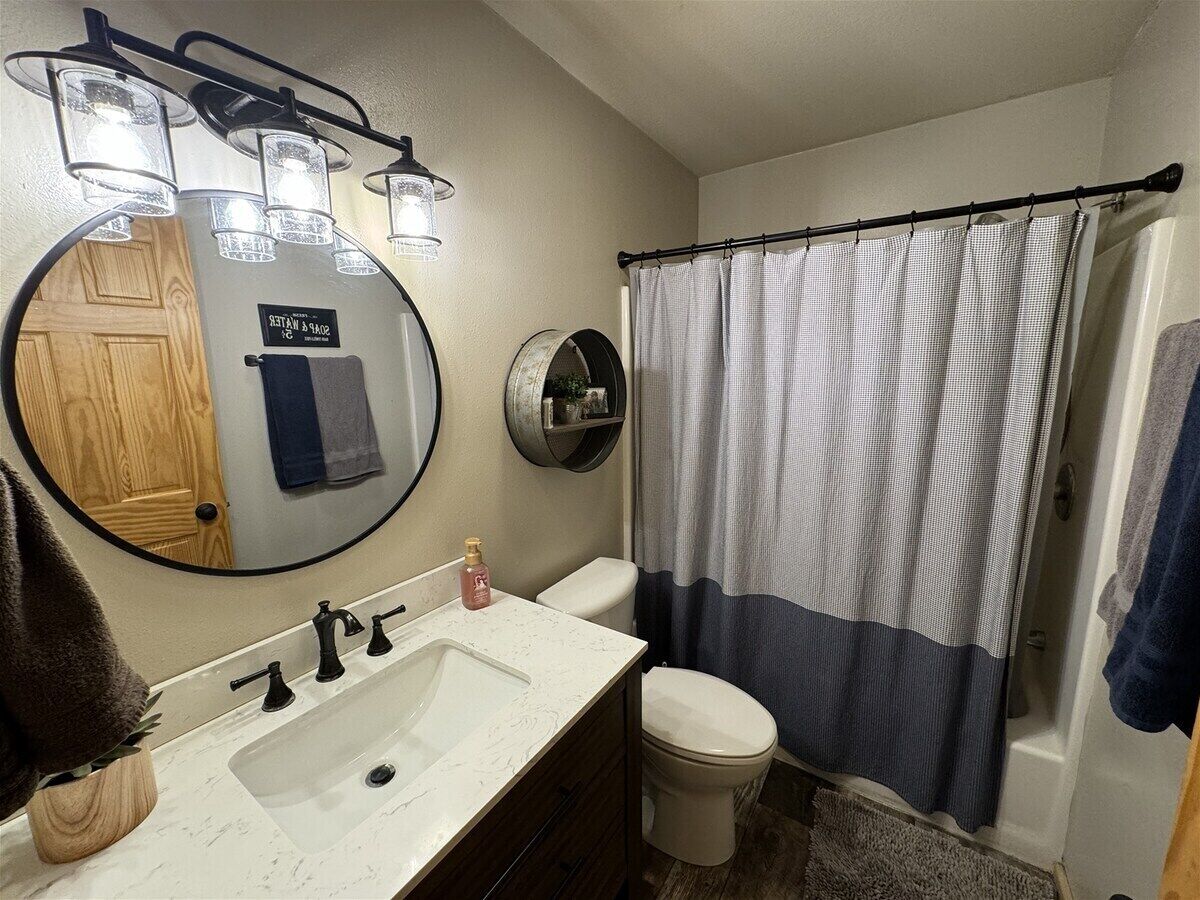 Bathtub, towels