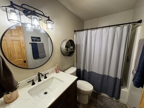 Bathtub, towels