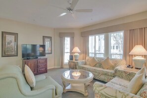 Living area - Westin beach and pool included, Villa overlooks pool with gas grill access. (Hilton Head Island)