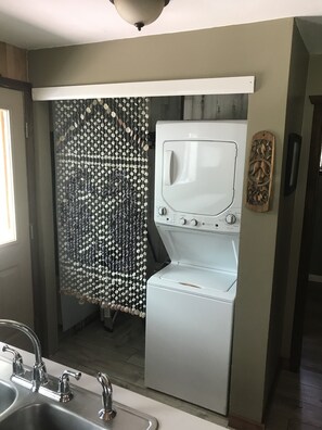 Douche, sèche-cheveux, serviettes fournies, savon