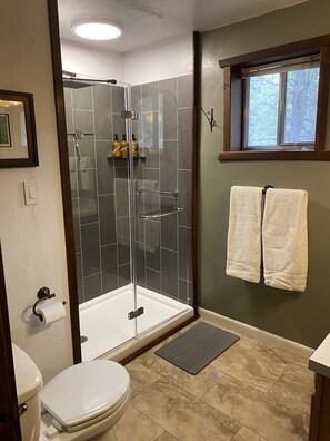 Dusche, Haartrockner, Handtücher, Seife