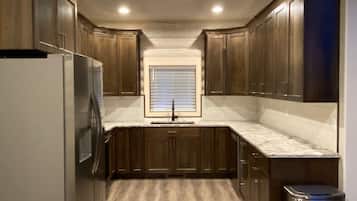 Een koelkast, een magnetron, een oven, een kookplaat