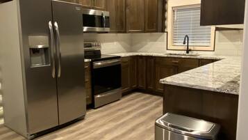 雪櫃、微波爐、焗爐、爐具