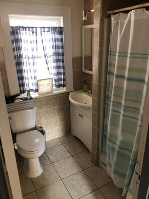 Dusche, Haartrockner, Handtücher, Seife