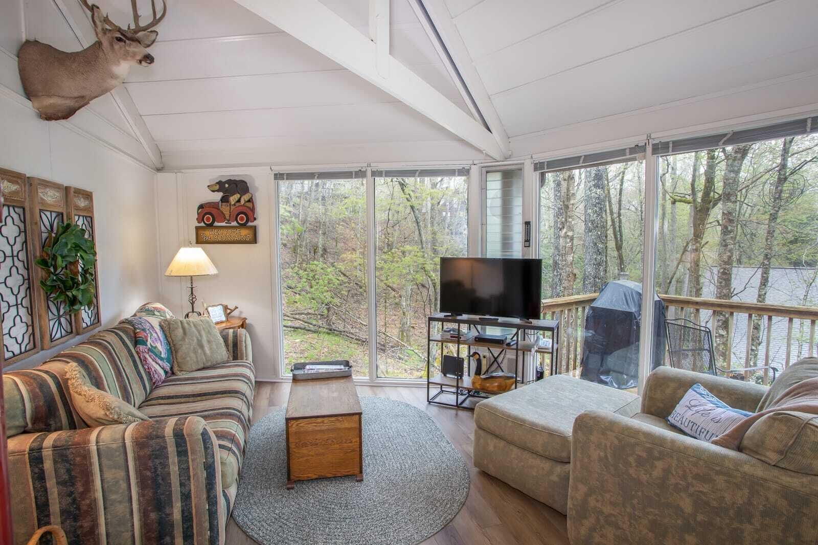Creekside Cottage in the Woods