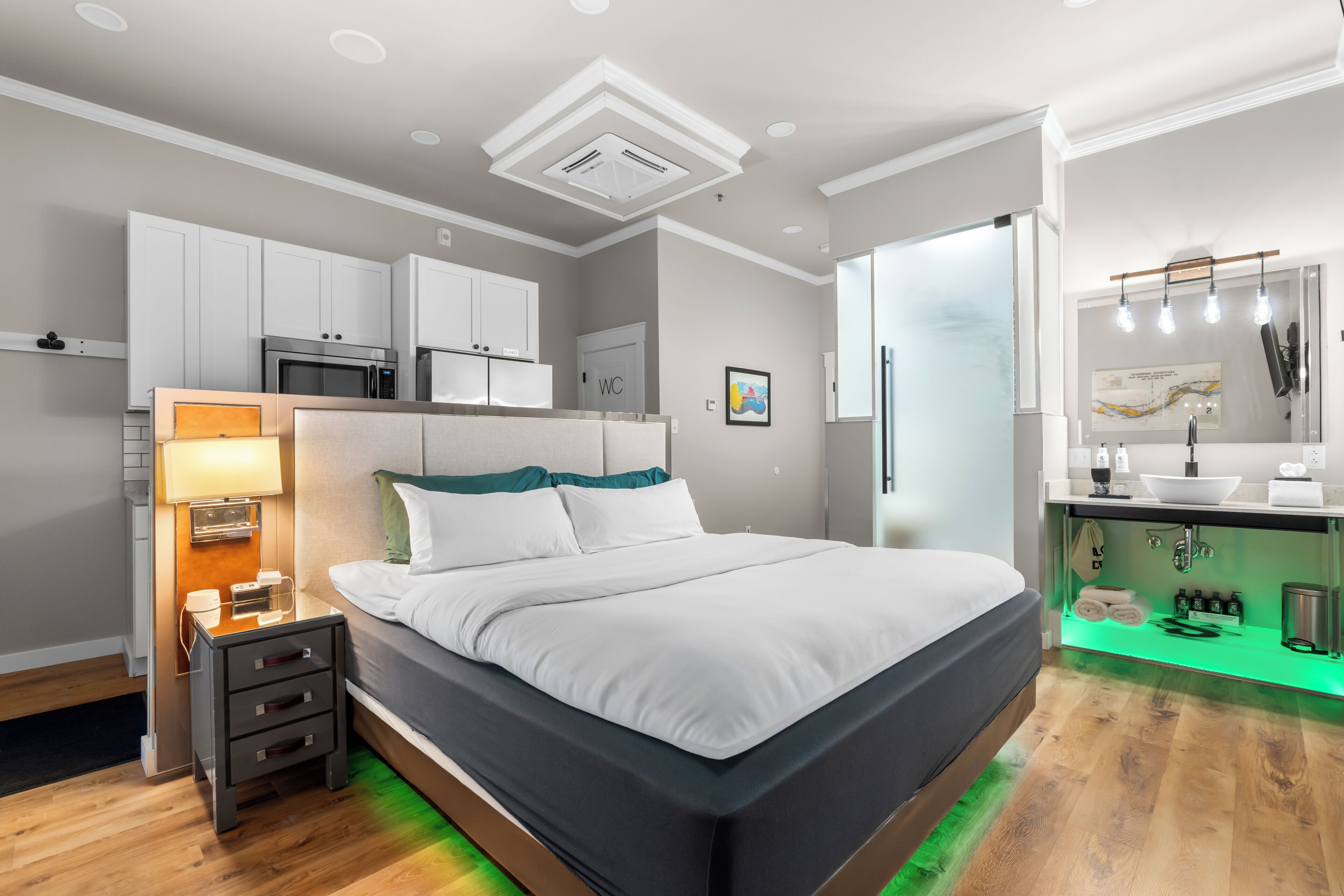 Un dormitorio moderno con cama, mesita de noche y armario empotrado.