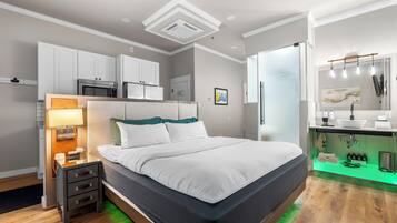 Un dormitorio moderno con cama, mesita de noche y armario empotrado.