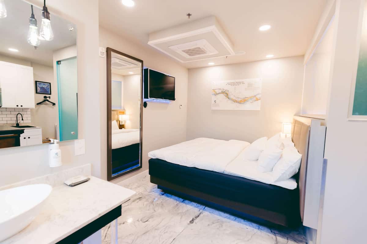 Junior Studio Suite | Egyptian cotton sheets, premium bedding, down comforters, pillowtop beds