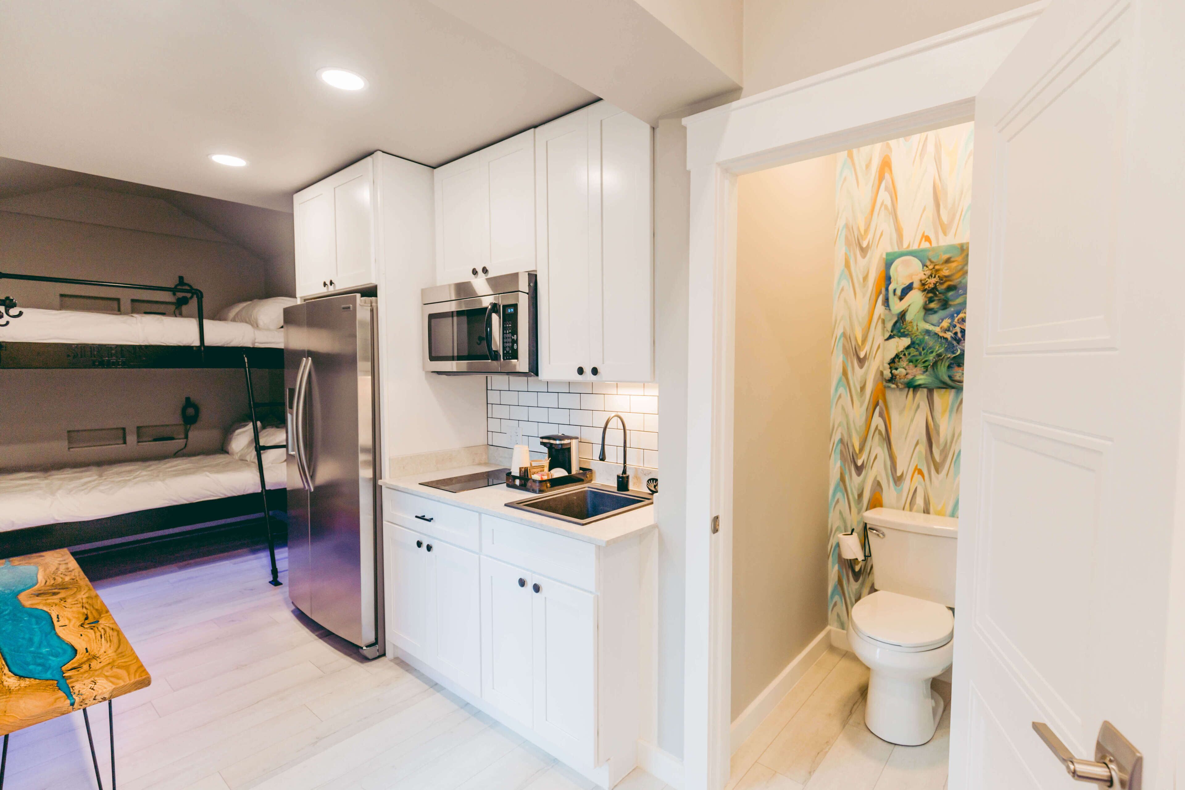 family studio suite (no elevator access) | bathroom | shower, towels